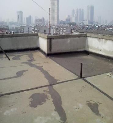 嵩县漏水维修 楼顶漏水是什么原因，楼顶漏水维修方法是什么?